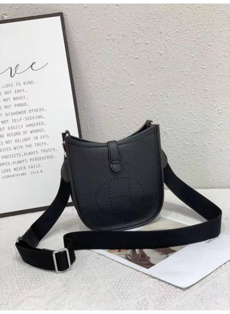 "Chic Black Crossbody Bag with Adjustable Strap"